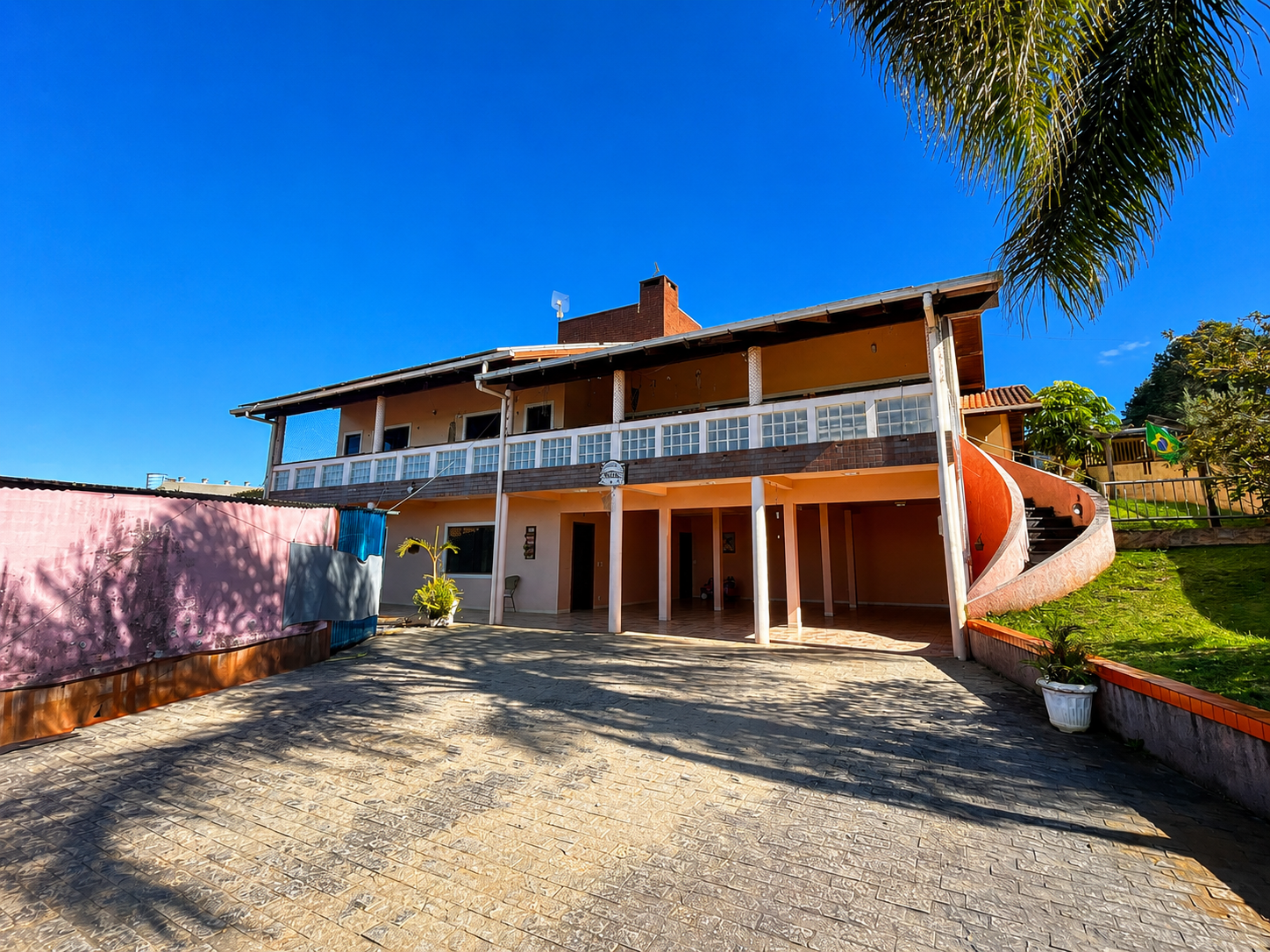 CASA DE ALTO PADRÃO PARA LOCAÇÃO – AMPLO ESPAÇO INTERNO